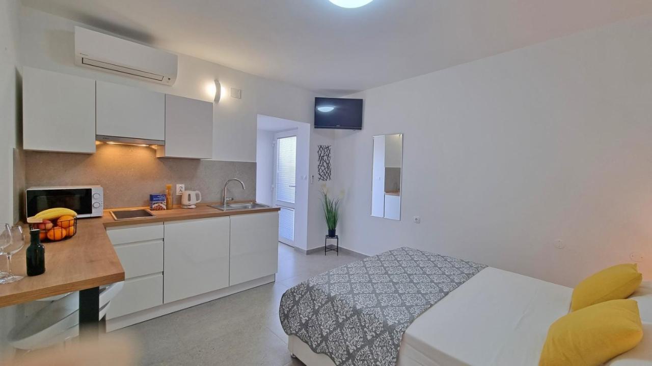 Apartmani Pavlovic Krk Town Exterior foto